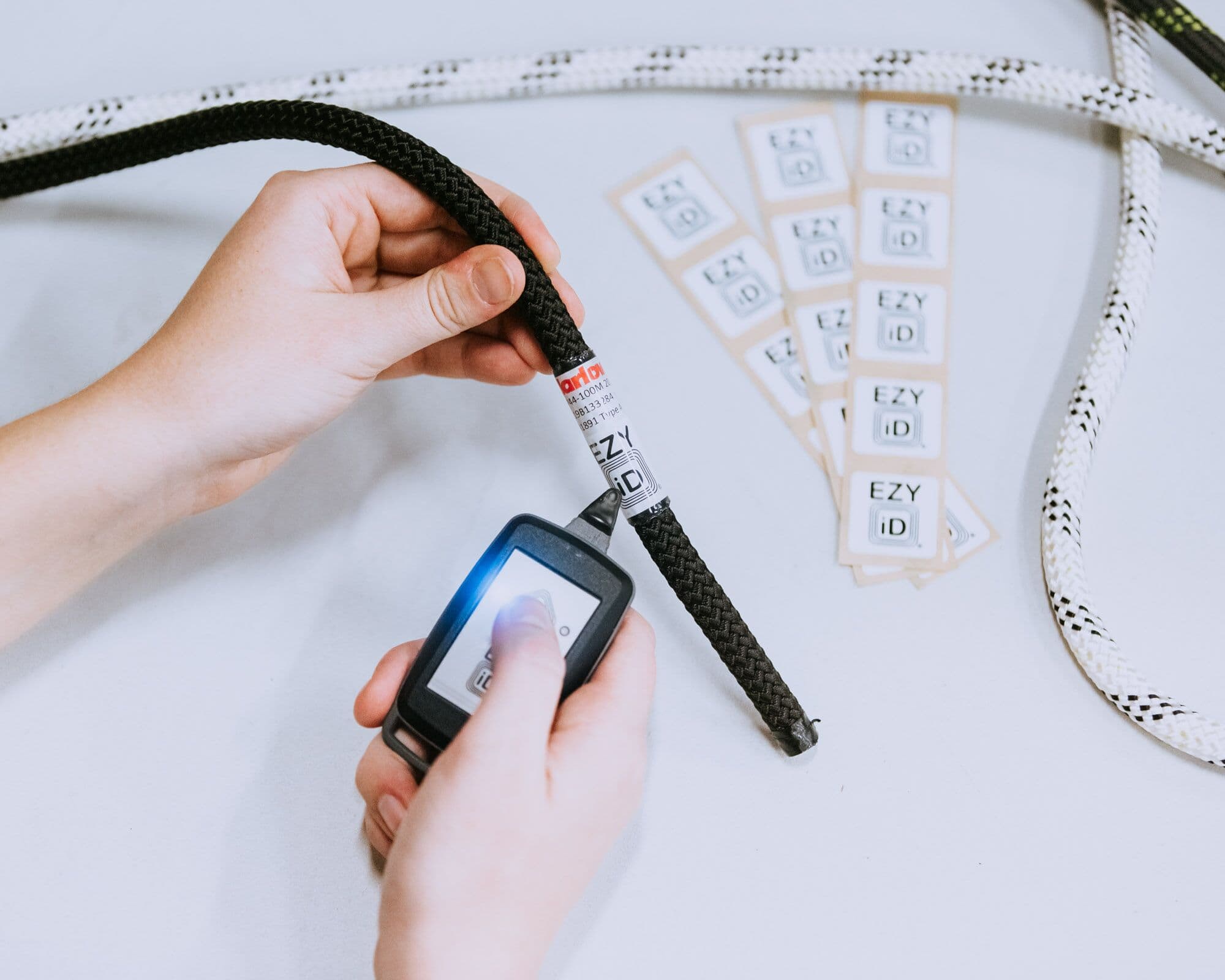 EZYiD Reader scanning an RFID sticker on rope